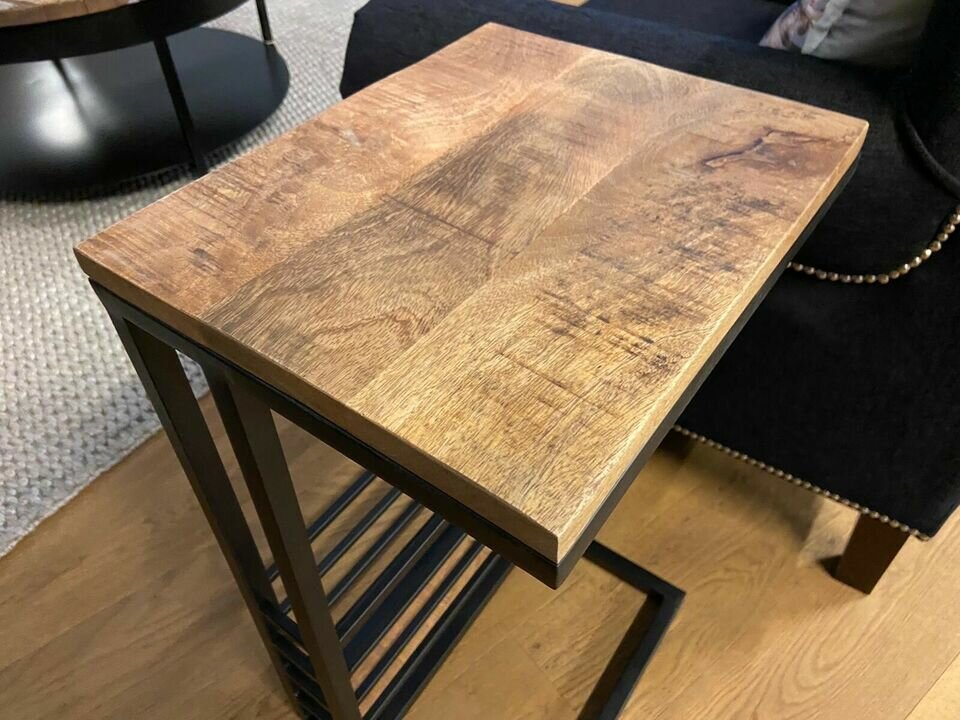 Beistelltisch mit Stahlablage