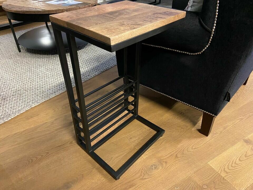 Beistelltisch mit Stahlablage