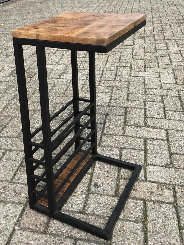 Beistelltisch mit Stahlablage