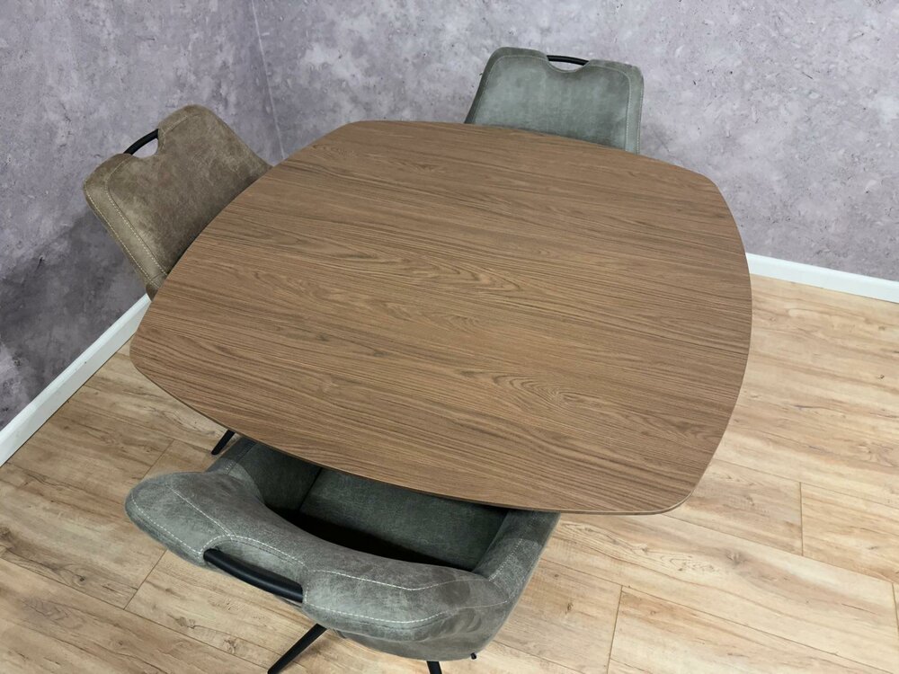 Viereckiger Esstisch