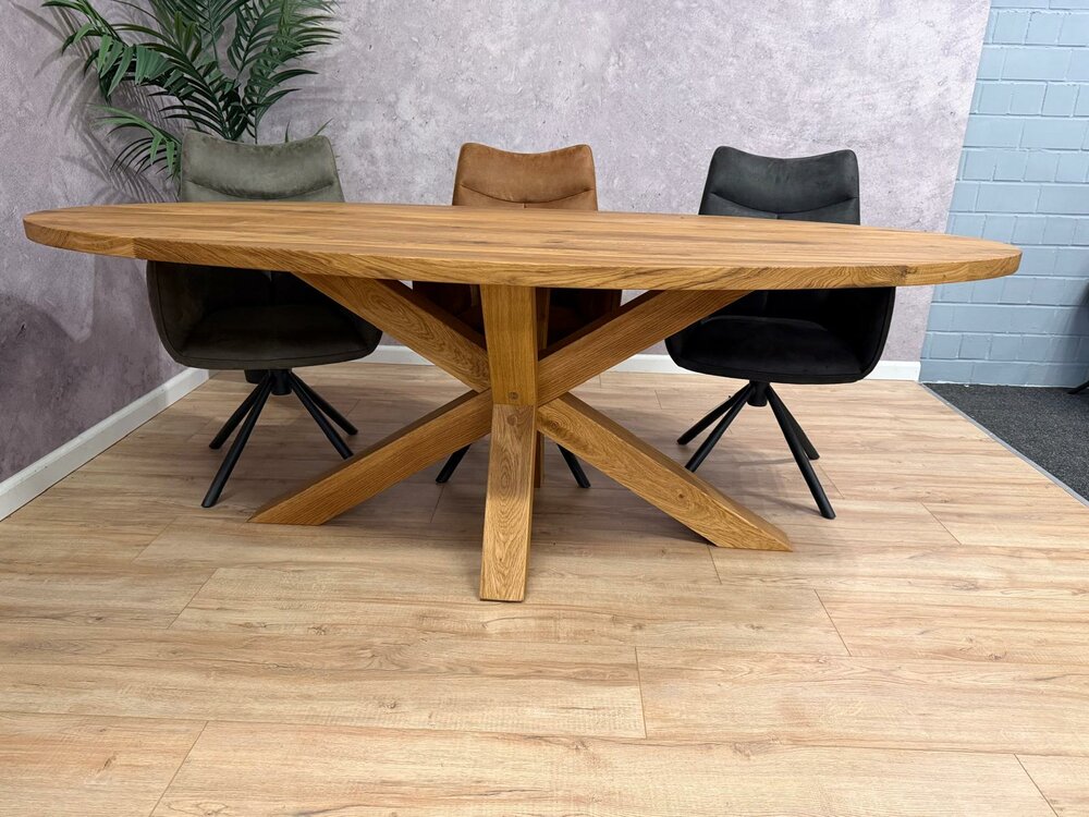 Ovaler Esstisch Eiche mit modernem Holzgestell