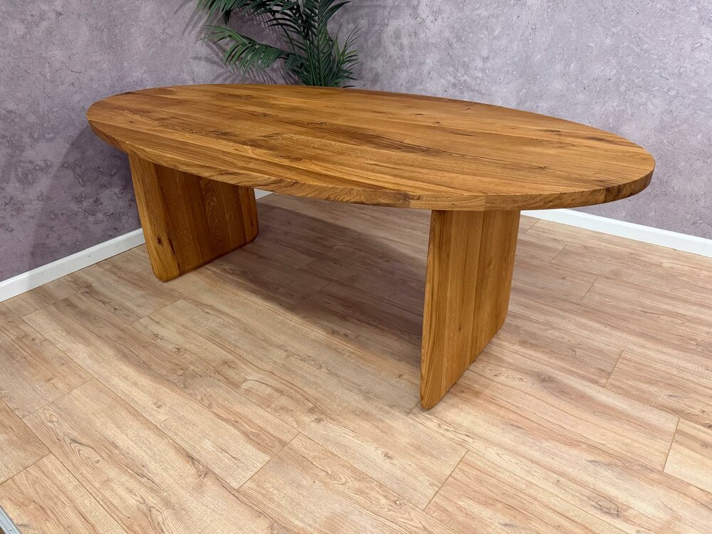 Ovaler Massivholztisch f&uuml;r Esszimmer und Wohnbereich