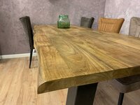 holztisch mit baumkante