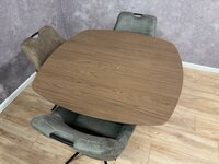 Viereckiger Esstisch