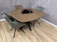 Quadratischer Esstisch