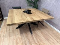 Quadratischer holztisch