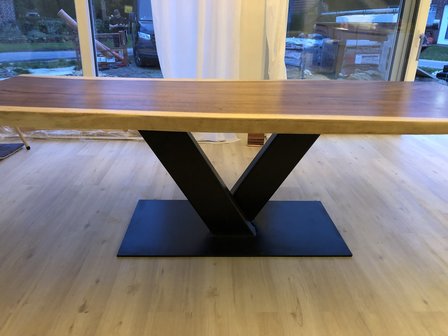 Tisch aus Einem St&uuml;ck