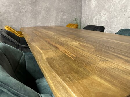 Tisch massiv holz braun