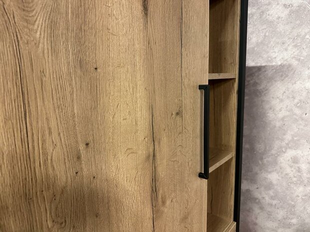 Hochschrank aus Holz